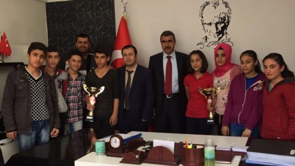 Süleyman Demirel Ortaokulu Badminton Yıldız Kızlar ve Yıldız Erkekler Kategorisi Birincisi