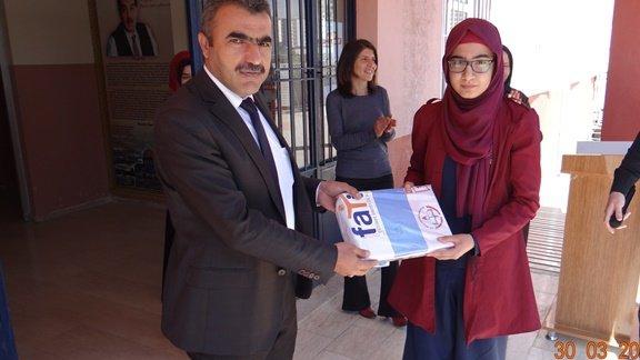 İlçe Milli Eğitim Müdürümüz Mehmet Ali AZ, Fatime KARTAL´ı ödüllendirdi