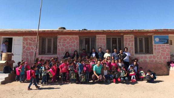 Tobb Köy Okulu Boyadı, Öğrencilere Kırtasiye Malzemesi Dağıttı