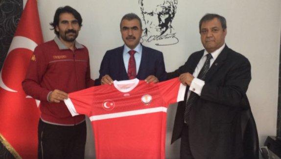 Kızıltepe Belediye Spor Kulubü Başkanı Sayın Suphi ELÇİBOĞA ve altyapı sorumlusu Sayın Mahsum KABUL, İlçe Milli Eğitim Müdürümüz Sayın Mehmet Ali AZ´ı ziyaret edip forma hediye etti