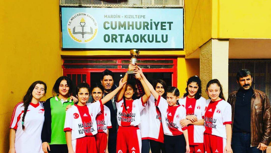 Kızıltepe Cumhuriyet Ortaokulu Yıldızlar Voleybol takımı Mardinde Kızıltepeyi temsil edecek