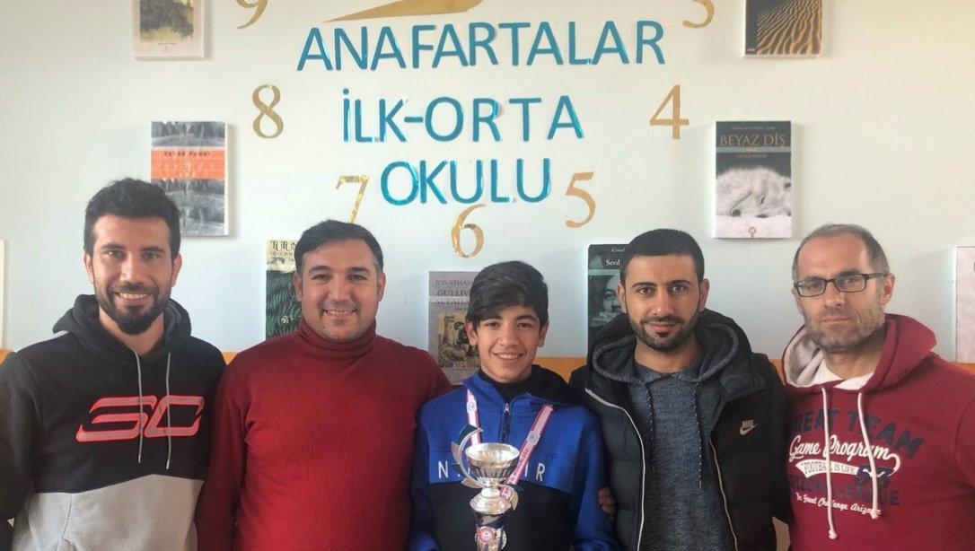 Okul sporları kapsamında Elazığda yapılan kros yarışmalarında Kızıltepe Anafartalar Ortaokulu Öğrencisi Yusuf Özmen Türkiye Şampiyonasına Katılmayı Hak Etti