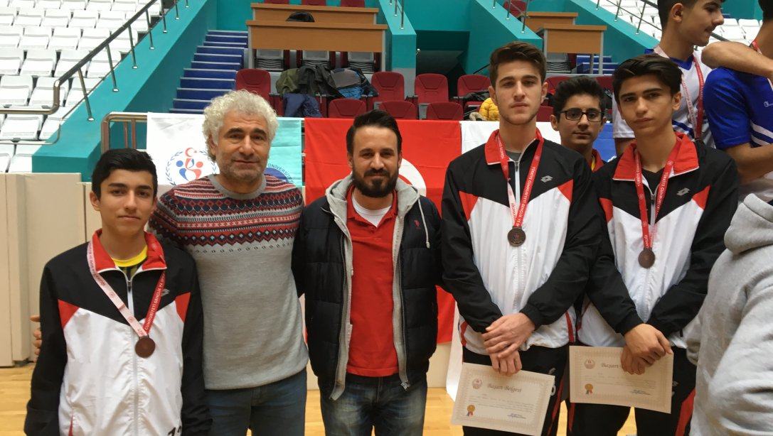 Mardin Masa Tenisi Genç Erkekler grubunda İlçemiz İbn-i Sina Mesleki ve Teknik Anadolu Lisesi il birincisi olup ilimizi 27-31 Aralık tarihlerinde Vanda yapılan bölge turnuvasında temsil etmiştir.