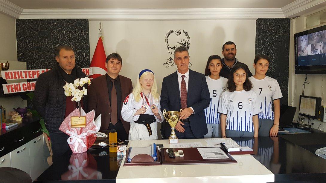 Türkiye Şampiyonu Kızıltepe´nin Albino Kızı RA Müdürümüzü ziyaret etti. 