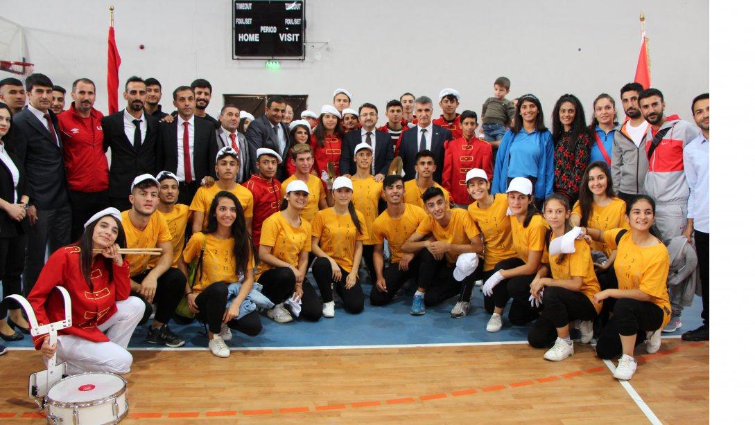 Cumhuriyetimizin 96. Yıl Dönümü İlçemiz Özcan Yıldız Anadolu İmam Hatip Lisesi Spor Salonunda coşkuyla kutlandı.