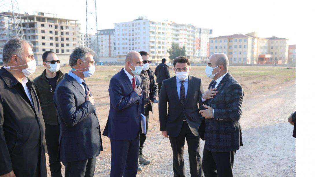 Vali/Mardin Büyükşehir Belediye Başkan V. Mahmut Demirtaş, İlçemiz Mimar Sinan MTAL'de yapılacak olan atölyeler için incelemede bulundu.