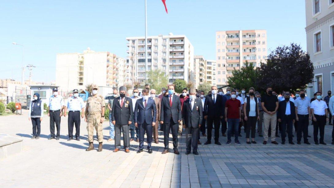 Kaymakam/Belediye Başkan V. Sn. Hüseyin ÇAM ve Kızıltepe İlçe Milli Eğitim Müdürü Sn. Rışvan DÜNDAR'ın katılımlarıyla 19 Eylül Gaziler Günü Çelenk Sunma ve Anma Programı gerçekleştirilmiştir.