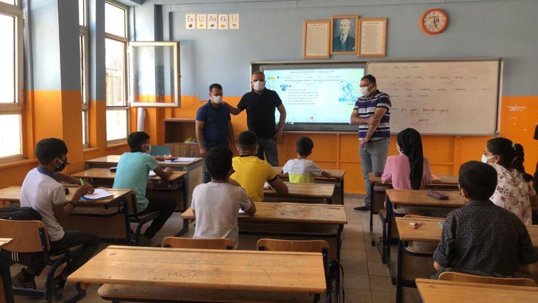 Kızıltepe İlçe Milli Eğitim Müdürü Sn. Rışvan Dündar Desteleme ve Yetiştirme Kursları kapsamında Anafartalar Ortaokulunu ziyaret etti.