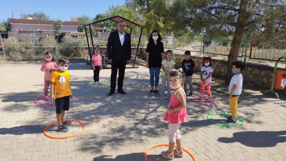 Kızıltepe İlçe Milli Eğitim Müdürü Sn. Rışvan DÜNDAR Akyazı İlkokul/Ortaokulunu ziyaret etti, öğrencilerin sosyal mesafe kurallarına riayet ederek oynadıkları oyuna eşlik etti.