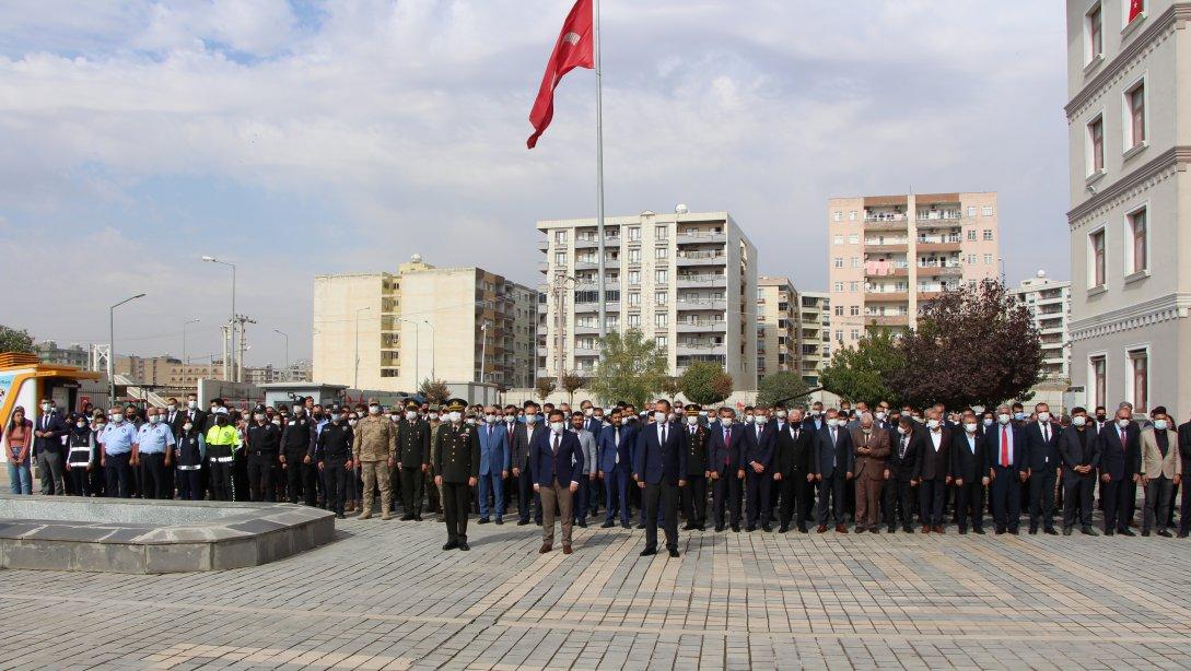 Kaymakam/Belediye Başkan V. Sn. Hüseyin ÇAM ve Kızıltepe İlçe Milli Eğitim Müdürü Sn. Rışvan DÜNDAR'ın katılımlarıyla 29 Ekim Cumhuriyet Bayramı Çelenk Sunma Töreni gerçekleştirmiştir.