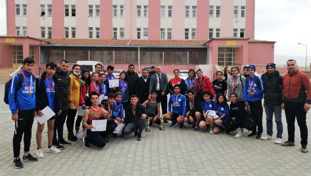 Kızıltepe İlçe Milli Eğitim Müdür Vekili Sn. Hüseyin METE ve şube müdürü Sn. Serdar TOPTAŞ Kızıltepe Spor Lisesini ziyaret etti.