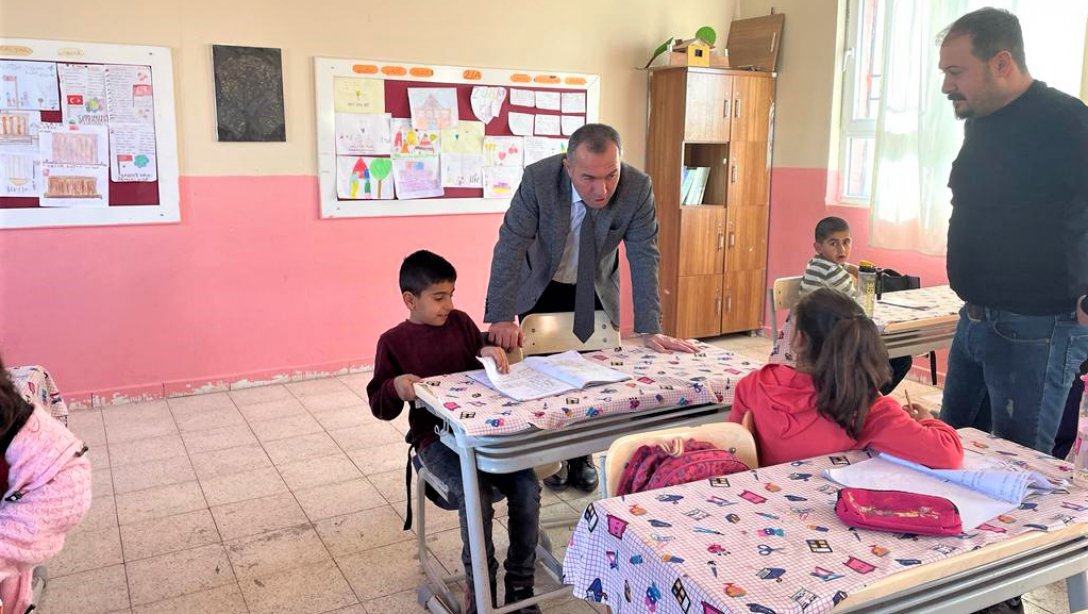 Kızıltepe İlçe Milli Eğitim Müdür Vekili Sn. Hüseyin METE ve şube müdürü Sn. Serdar TOPTAŞ Yoldere İlkokulunu ziyaret etti.